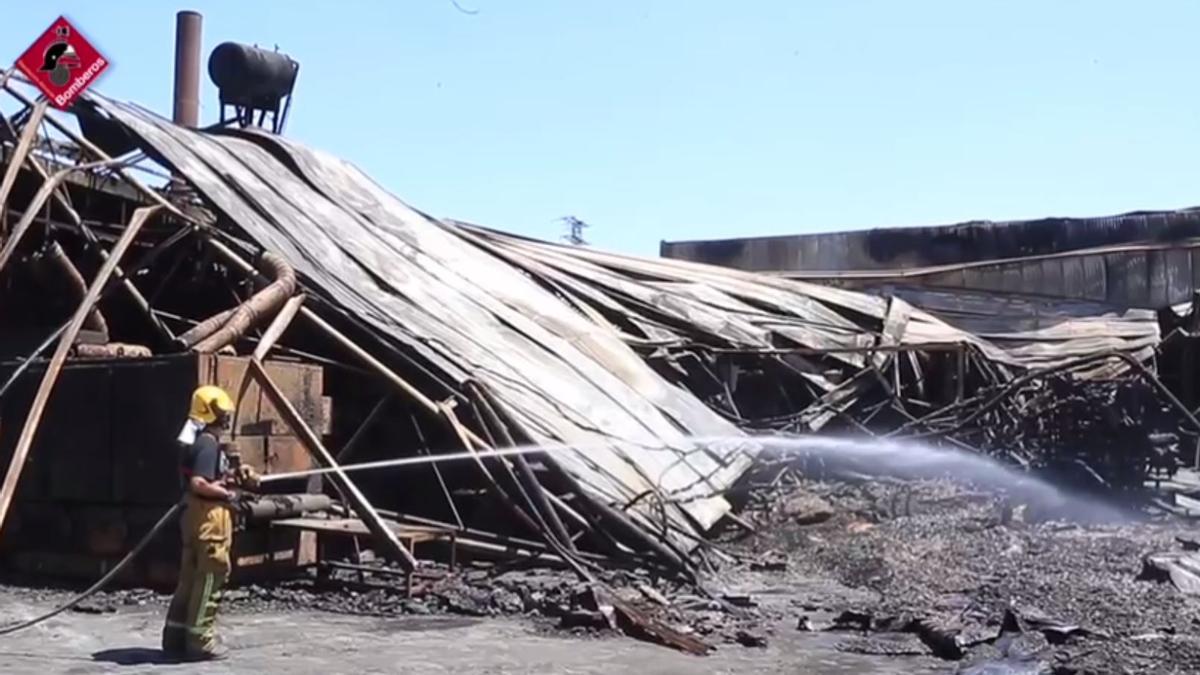 Dan por extinguido el incendio de la fábrica de San Vicente