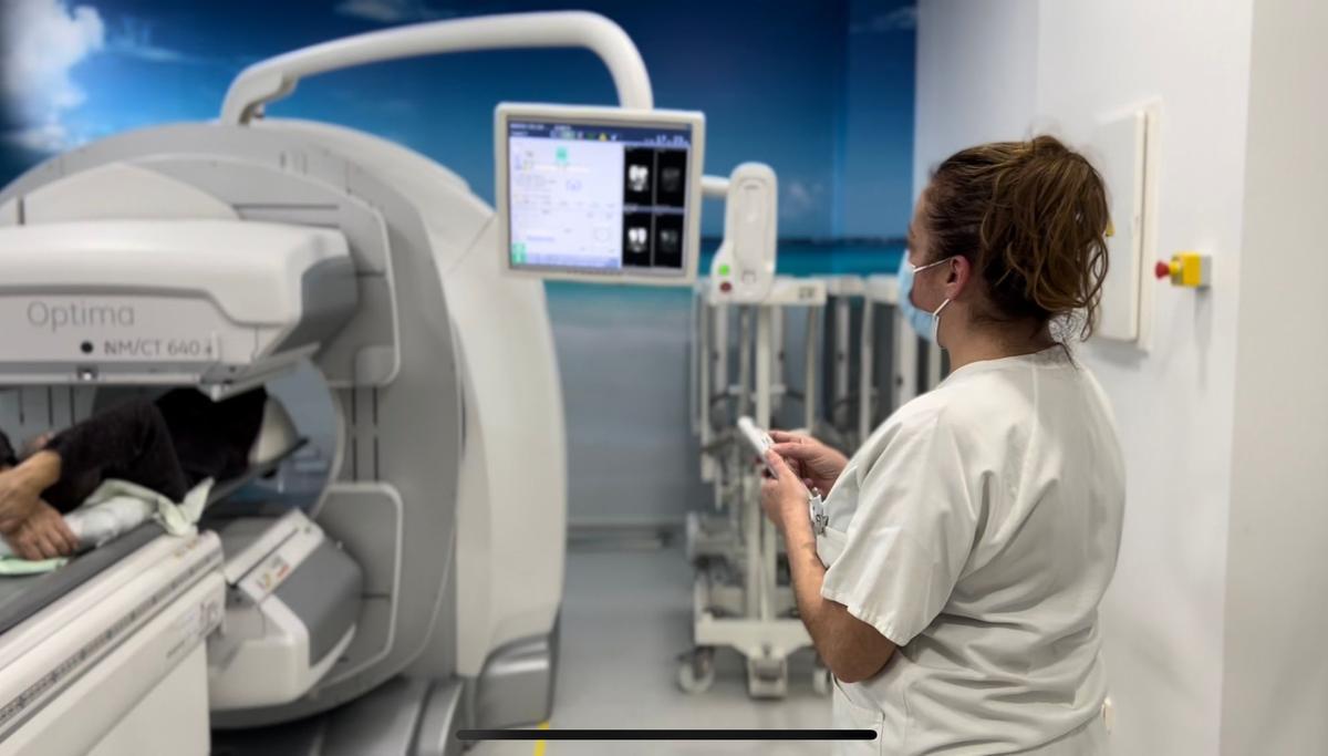 Una profesional, durante una prueba de medicina nuclear.