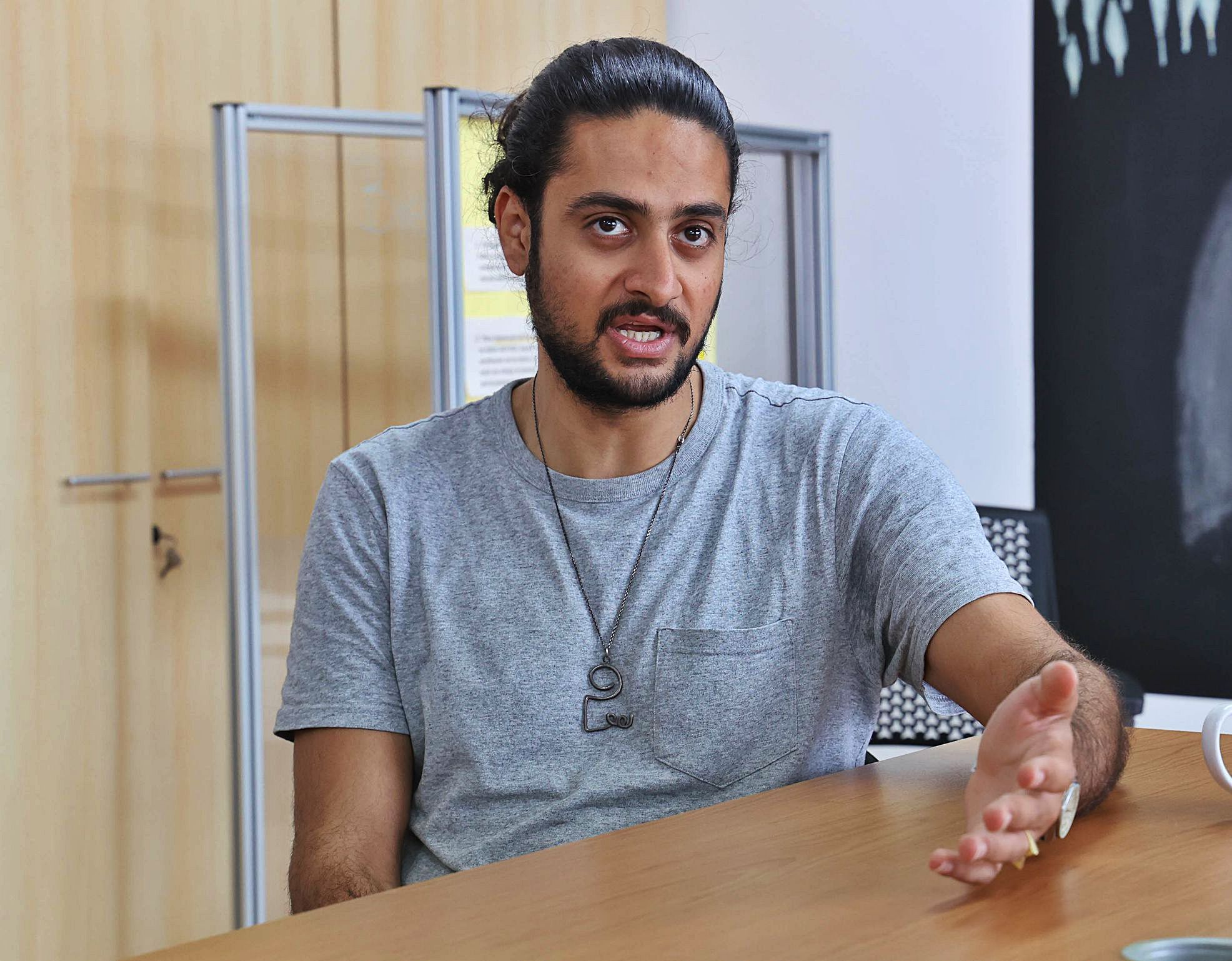 Juman, refugiado iraní de 26 años, en as oficinas de Provivienda en Vigo. 