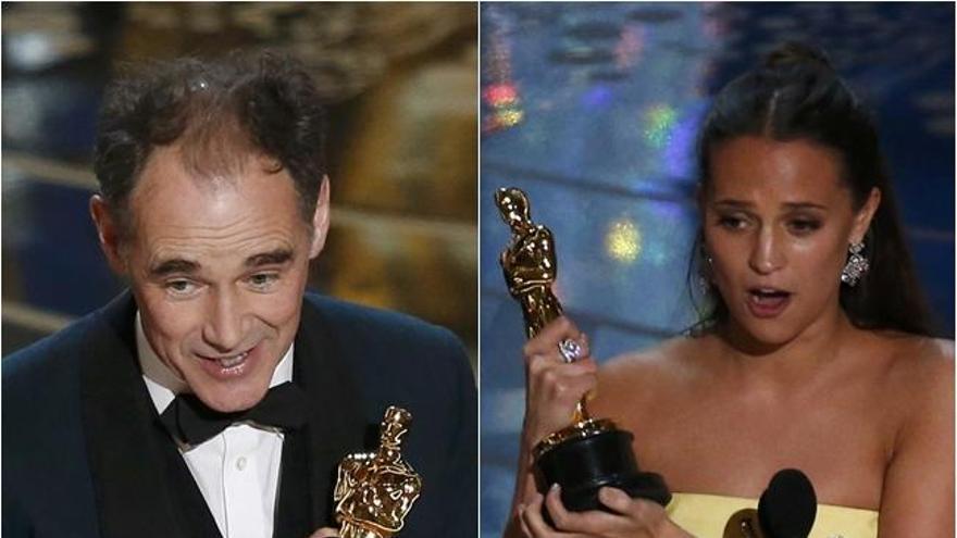 Mark Rylance y Alicia Vikander con sus Oscar.