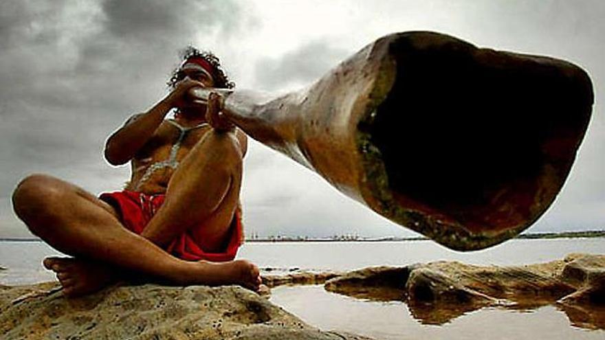 Un aborigen toca el didgeridoo, un instrumento de viento ancestral utilizado por las tribus australianas. / l.o.