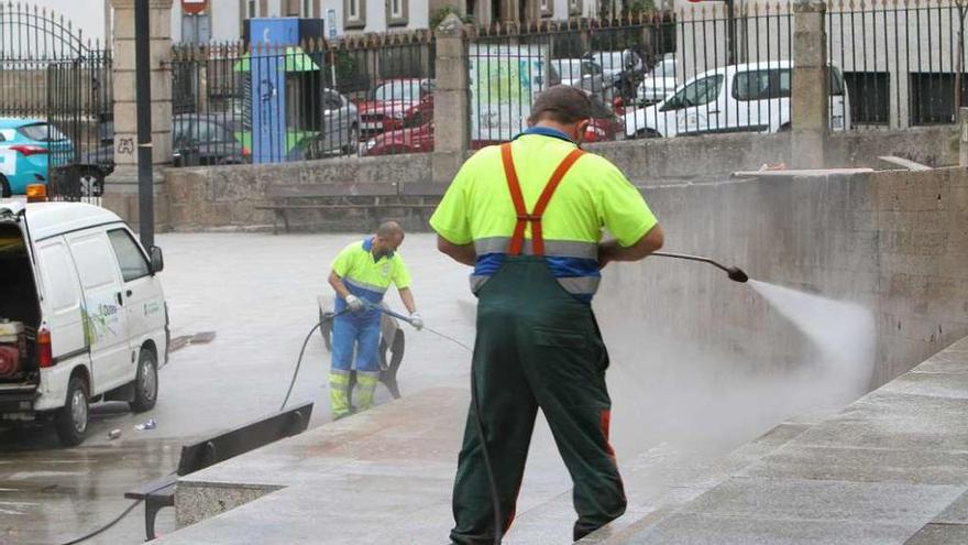 Trabajadores en el plan de choque de limpieza que comenzó este verano. // Iñaki Osorio