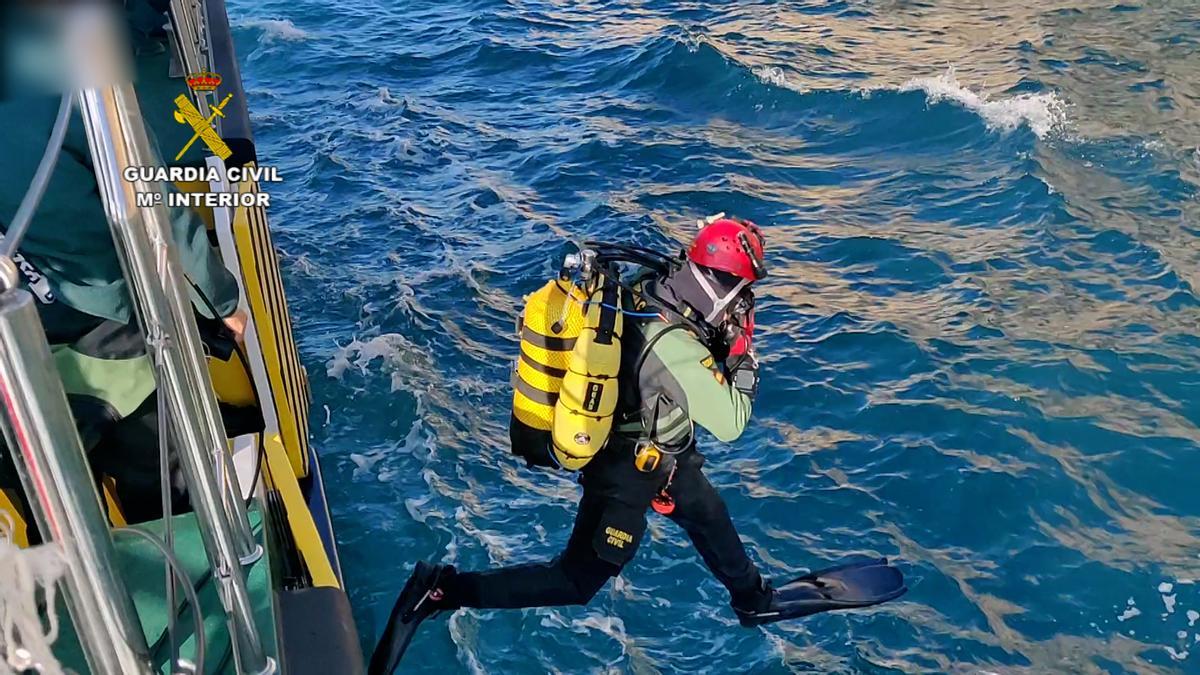 Un submarinista del GEAS se lanza al agua en la costa de Xàbia