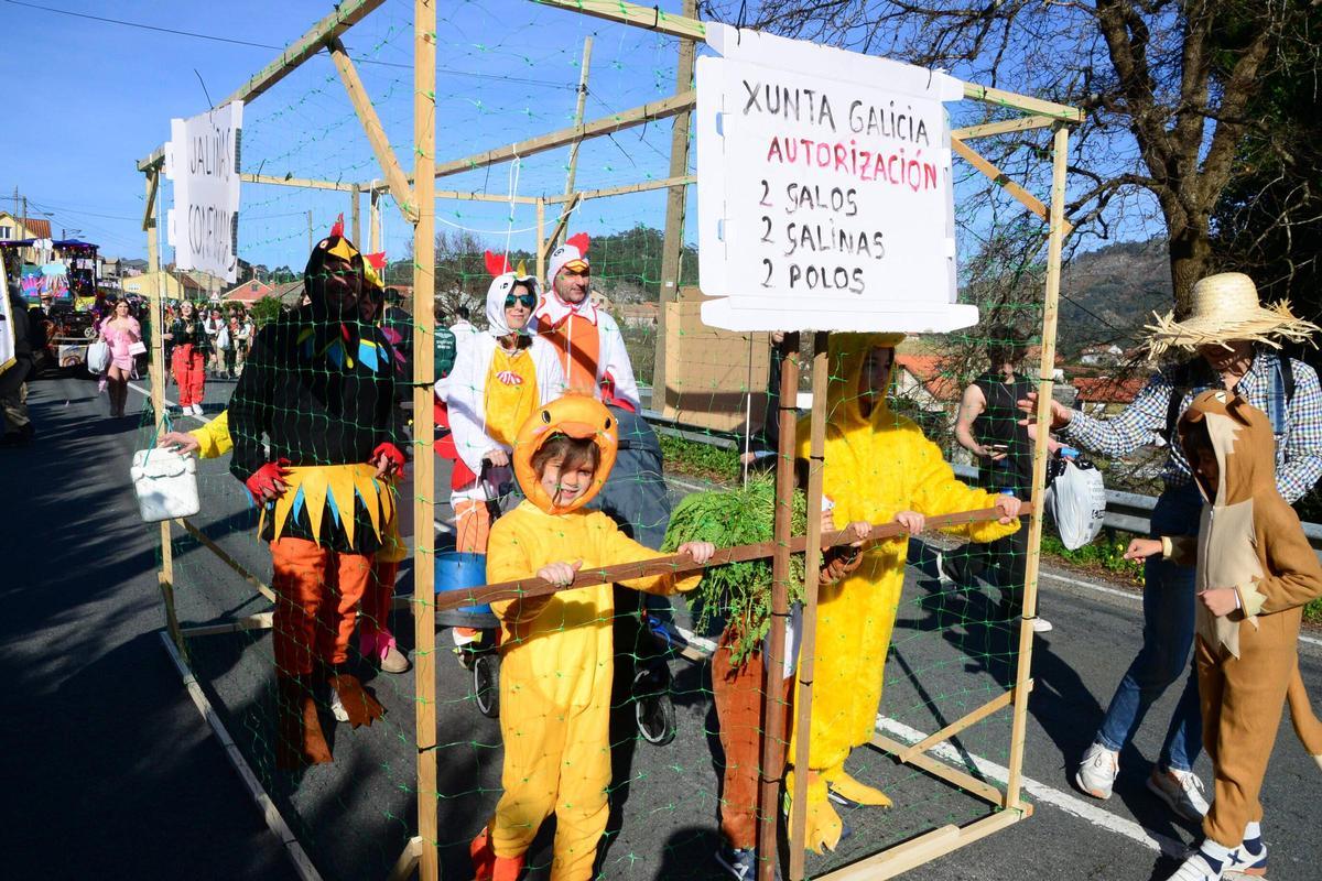 Miles de personas entierran al Mexillón en el carnaval de Aldán