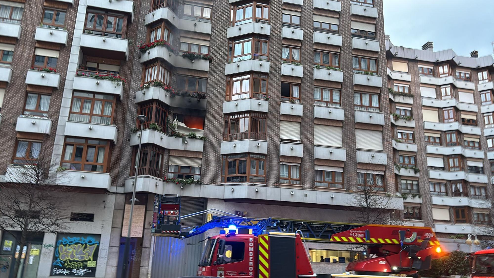 Así fue el espectacular incendio en un piso de Gijón (en imágenes)