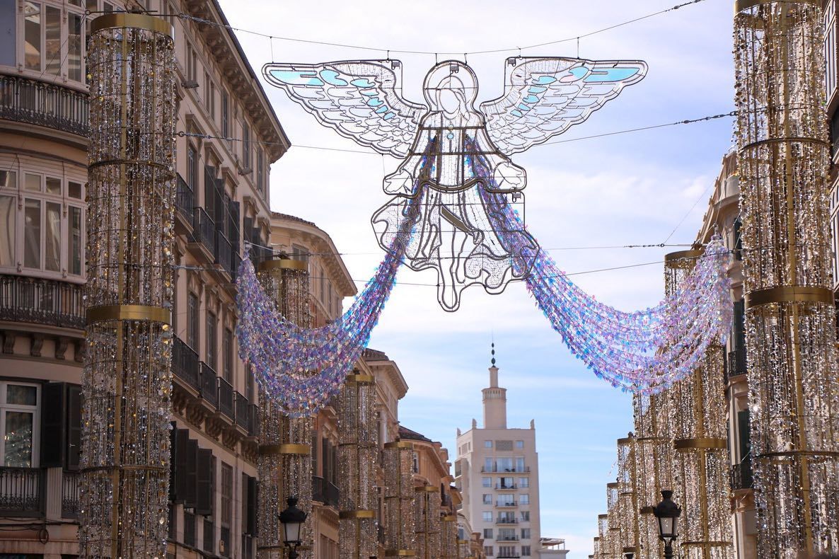 Instalan los ángeles de las luces de Navidad de la calle Larios