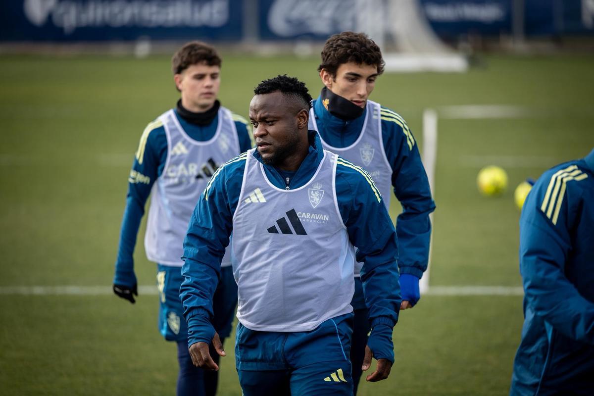 Willy Agada, en el entrenamiento de este lunes en el Real Zaragoza.