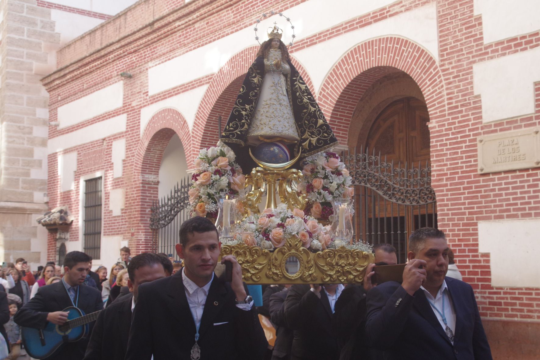 La comunidad paraguaya de Málaga procesiona a su Virgen de Caacupé por los Mártires