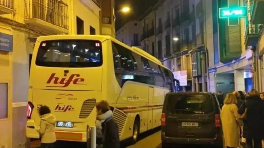 El autobús del Poblense, atrapado en Barbastro