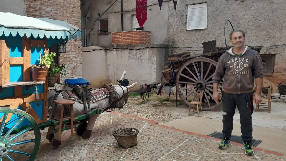 Julio Villafáfila posa en su merendero con ambiente de Vendimia.