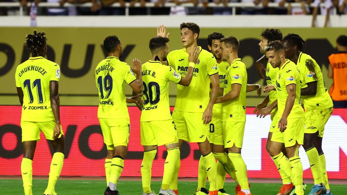 Los jugadores del Villarreal celebran el triunfo ante el Hajduk Split