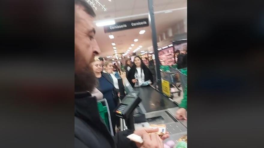 Se hace viral el vídeo de una familia pagando 832 euros en efectivo en Mercadona
