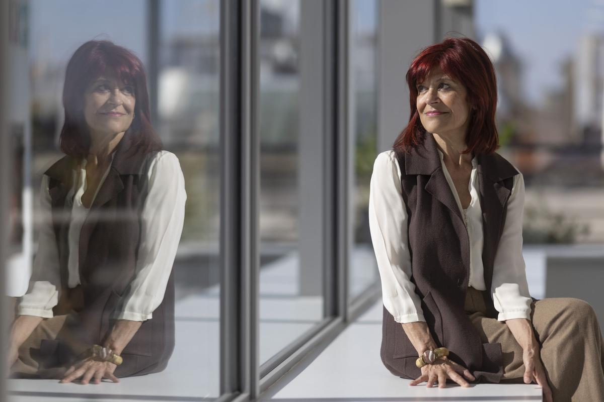 La escritora Coia Valls, con una larga trayectoria con obras de novela histórica, llega este jueves a las librerías con su nuevo título, 'El somni de Gaudí/El sueño de Gaudí', un relato en el que pone el foco sobre las "mujeres invisibilizadas" bajo la sombra de la Sagrada Familia. EFE/Marta Pérez