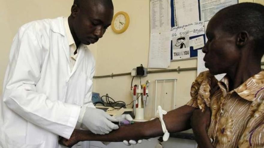 Un enfermero realiza la prueba del VIH a una mujer en Kampala, en Uganda. / reuters