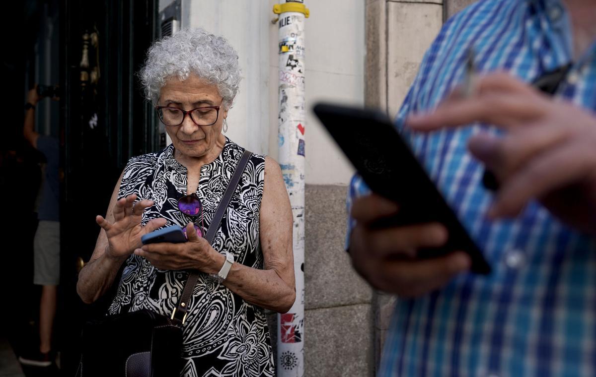 Mercedes, vecina de Lavapiés, que sufre la problemática de los pisos turísticos