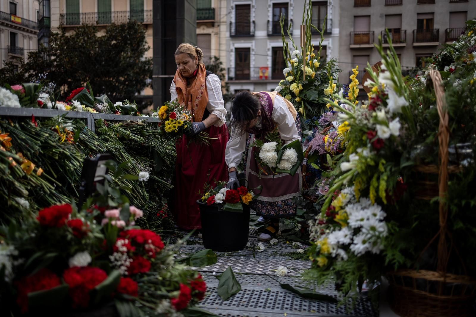 En imágenes | Zaragoza vive su día grande con la Ofrenda de Flores a la Virgen del Pilar