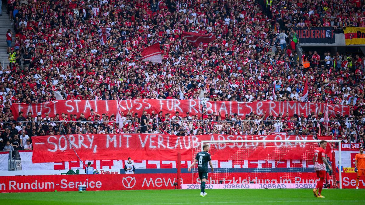 Pancarta en contra de Rubiales y Rummenigge en Friburgo