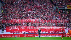 Pancarta en contra de Rubiales y Rummenigge en Friburgo