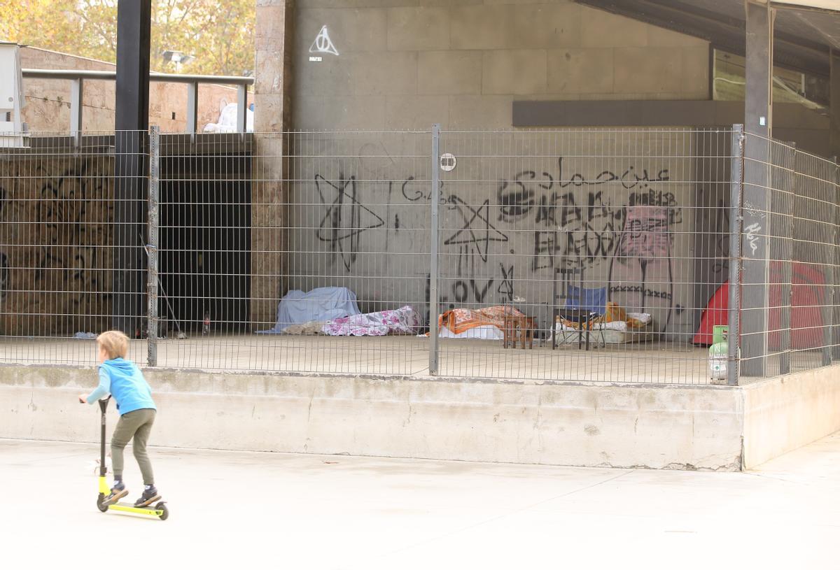 Campamento de personas sin hogar en un lateral de la biblioteca Joan Miró, al inicio de las obras municipales de 'blindaje' anti-incivismo