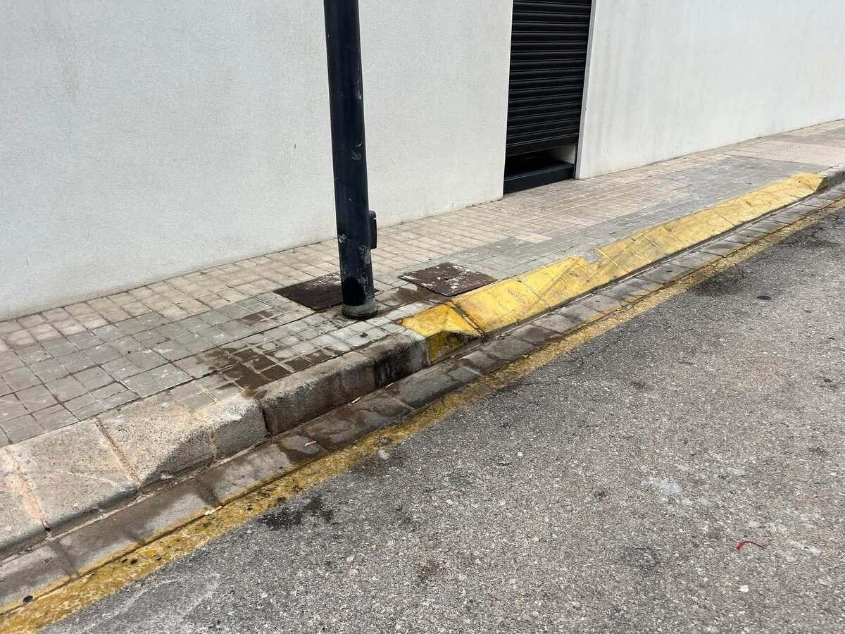 Los orines de los perros dañan el mobiliario urbano