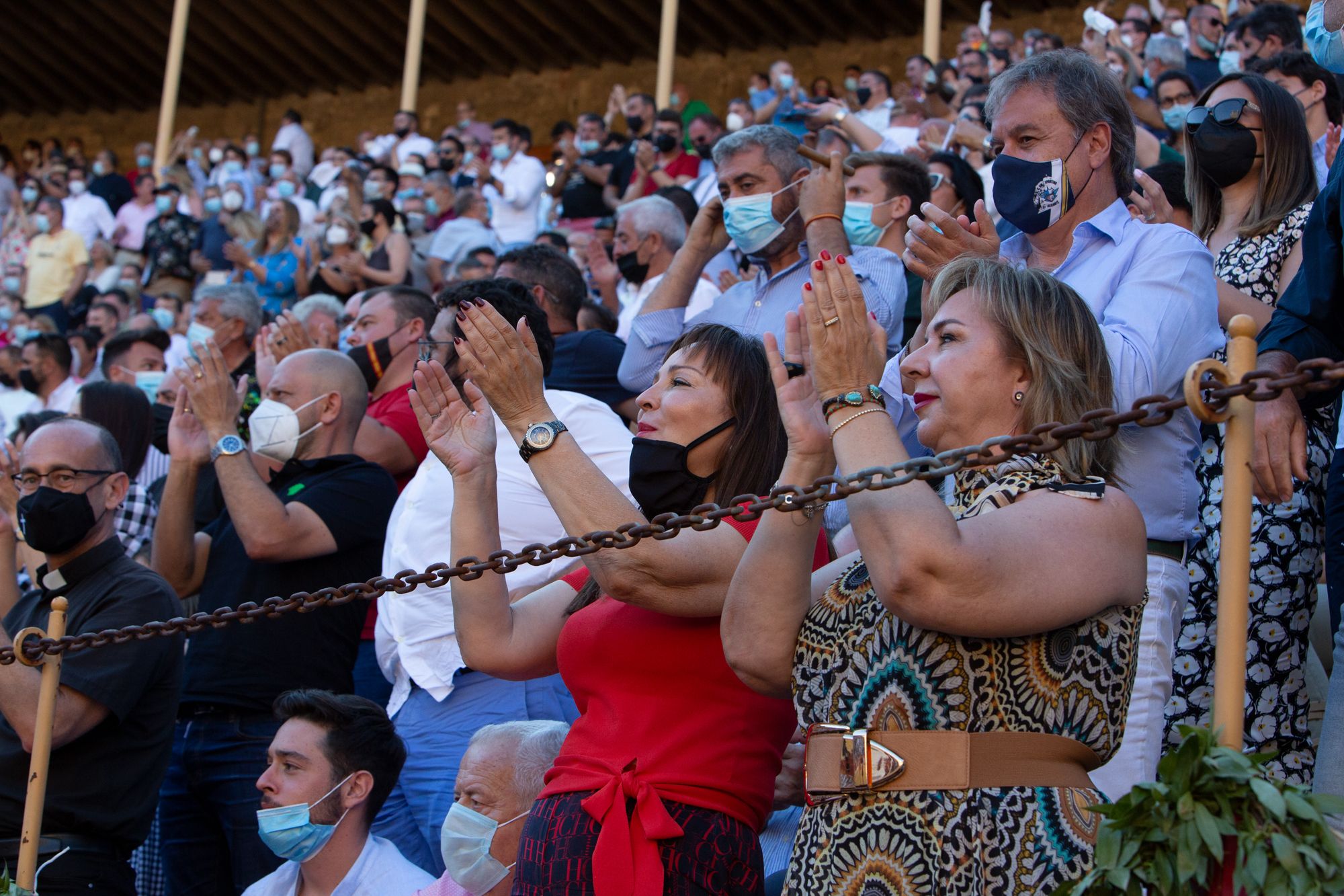 El Juli y Manzanares salen a hombros en la primera tarde de homenaje al maestro de Alicante