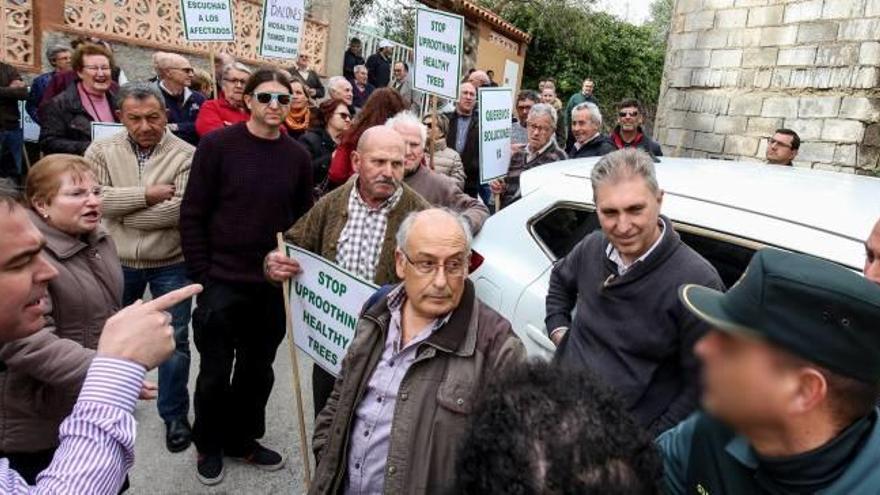 Varios miembros de la plataforma y el representante de la Unió el pasado 5 de marzo en Callosa.