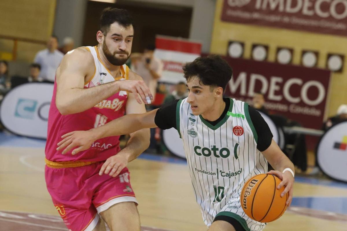 Gonzalo Orozco intenta irse de un rival.