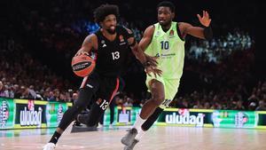 La espectacular canasta de Chimezie Metu ante el París Basketball