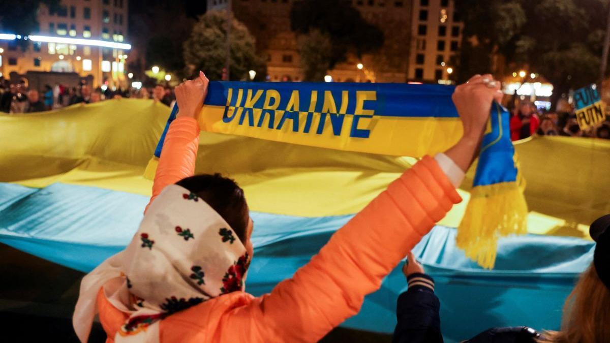 Una mujer se manifiesta en Barcelona contra la guerra de Ucrania.