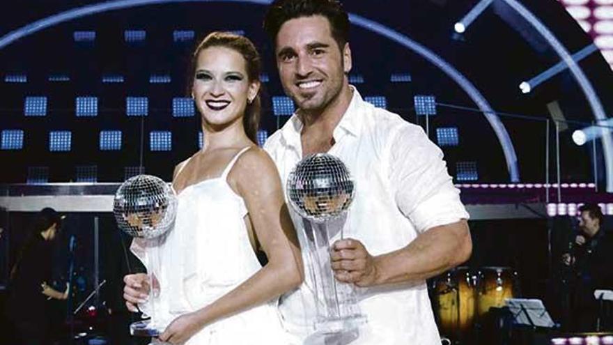 David Bustamante y Yana Olina, tras recibir el premio.