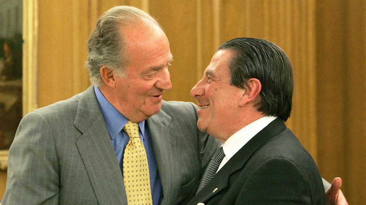 El rey emérito Juan Carlos I, junto a Francisco Vázquez en una recepción en 2006.