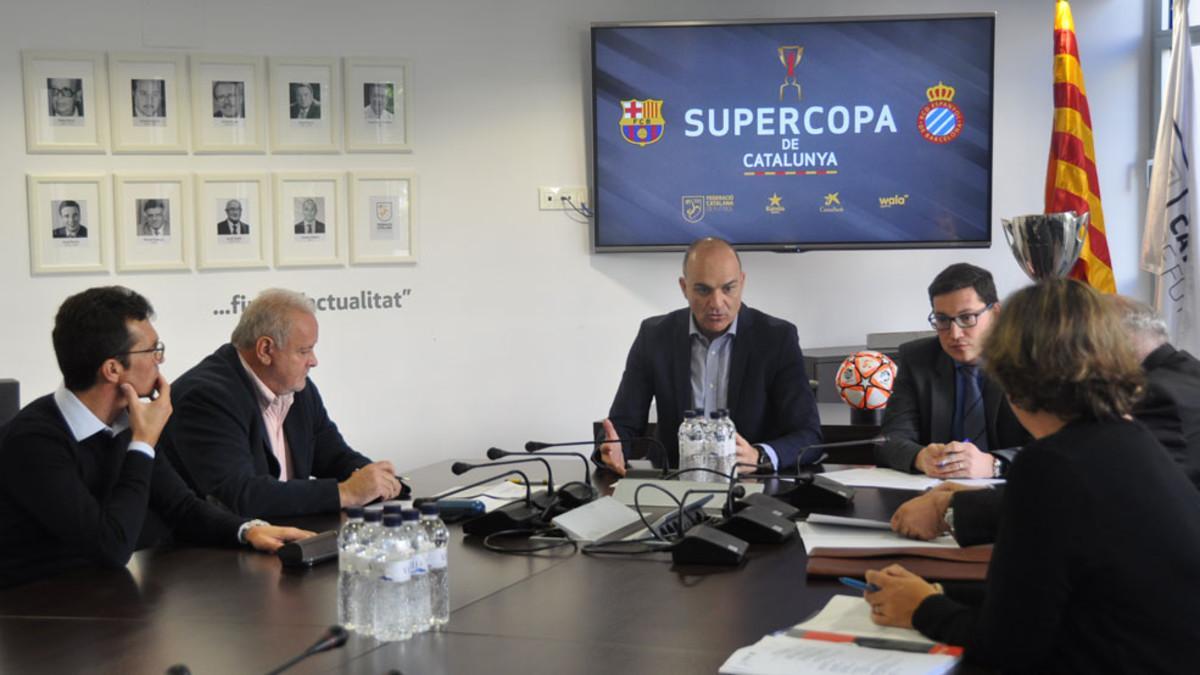 Una imagen de la reunión que han mantenido este martes los representantes de la FCF, FC Barcelona y RCD Espanyol