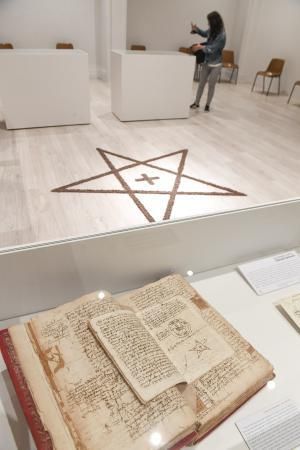 23-06-20 GENTE Y CULTURA. MUSEO CANARIO.LAS PALMAS DE GRAN CANARIA. Exposicion 'Entre Brujas y Papeles', donde se mostrará una selección de documentos del archivo de la Inquisición de Canarias relacionados con la práctica de la brujería y las tradiciones de la noche de San Juan.. Fotos: Juan Castro  | 23/06/2020 | Fotógrafo: Juan Carlos Castro