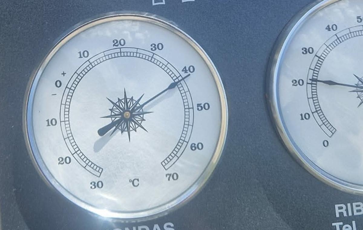 Un term´pometro marca 41 grados en los lagos den Covadonga.