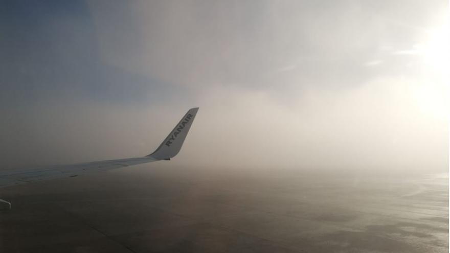 Niebla en la pista del aeropuerto esta mañana.
