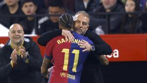 Flick felicita a Raphinha después de que éste marcara el 1-3 del Barça al Sevilla en el Sánchez Pizjuán.