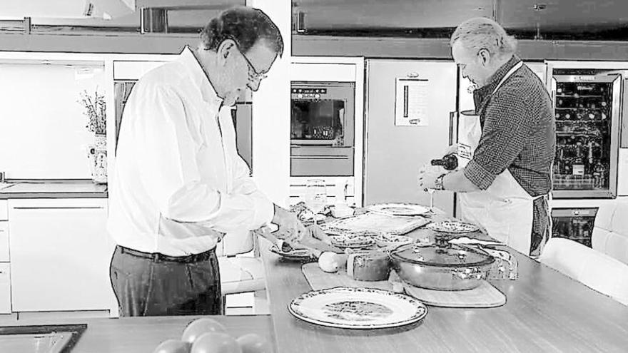 Mariano Rajoy, cocinando junto a Bertín Osborne. // RTVE