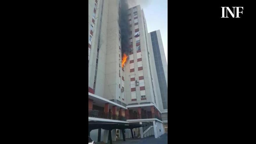 Cinco intoxicados leves en un incendio en una vivienda de la avenida Condomina de Alicante