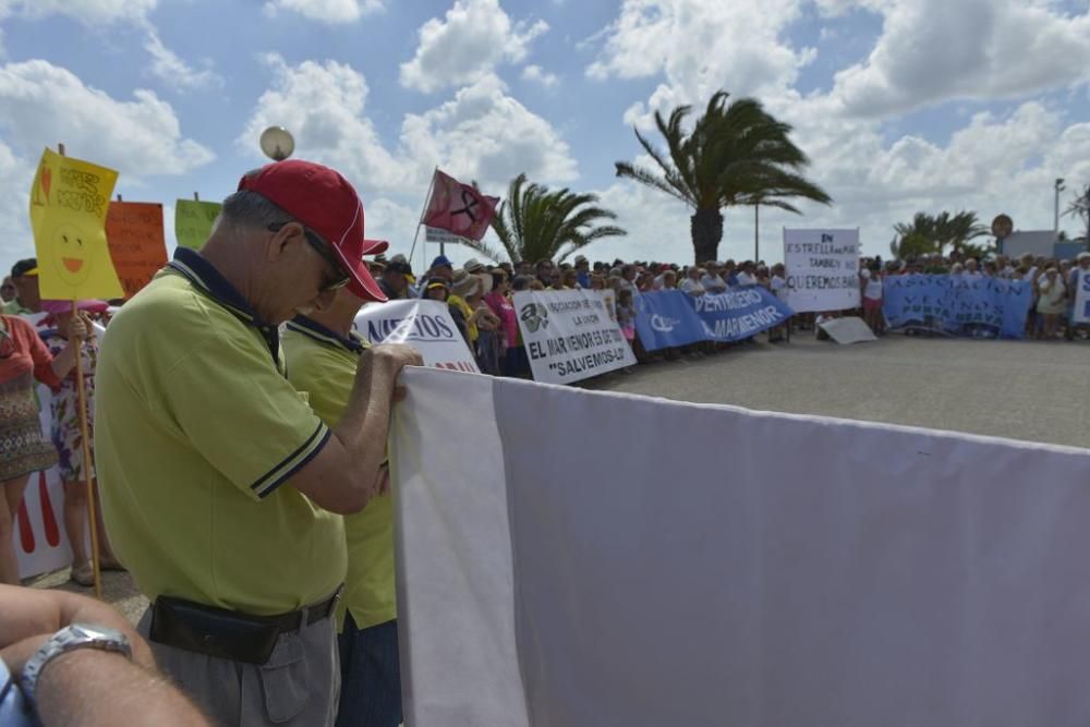 Protesta ante un Mar Menor que amanece cubierto de espuma