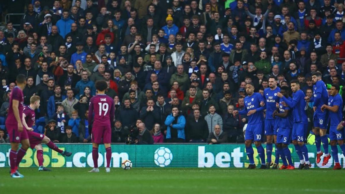 De Bruyne, más listo que nadie, abrió la lata con un tiro libre por debajo la barrera