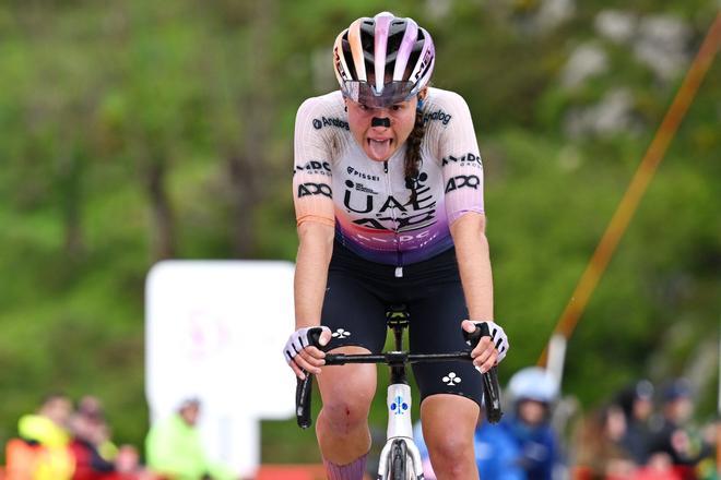 Una Paula Blasi de fábula luchará en el Angliru por ganar la Vuelta