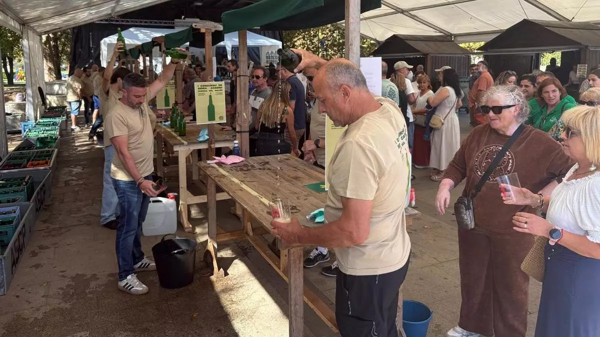 La mejor sidra del Nalón está en Caso: éxito de participación en el primer concurso de llagareros artesanos, que premia el caldo de Juan Carlos Río