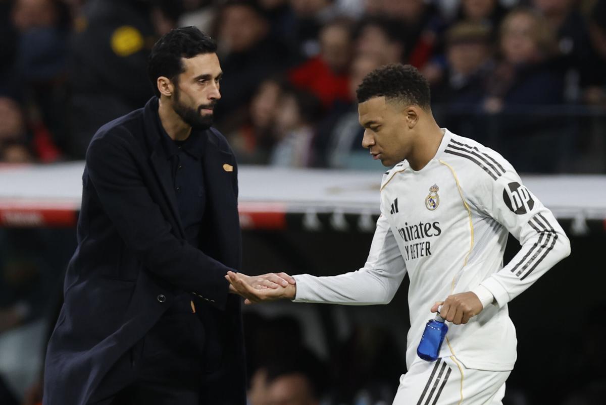 Álvaro Arbeloa y Kylian Mbappé, en un partido del Real Madrid