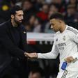 Álvaro Arbeloa y Kylian Mbappé, en un partido del Real Madrid