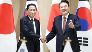 El presidente de Corea del Sur, Yoon Suk Yeol (derecha) y el primer ministro japonés Fumio Kishida.