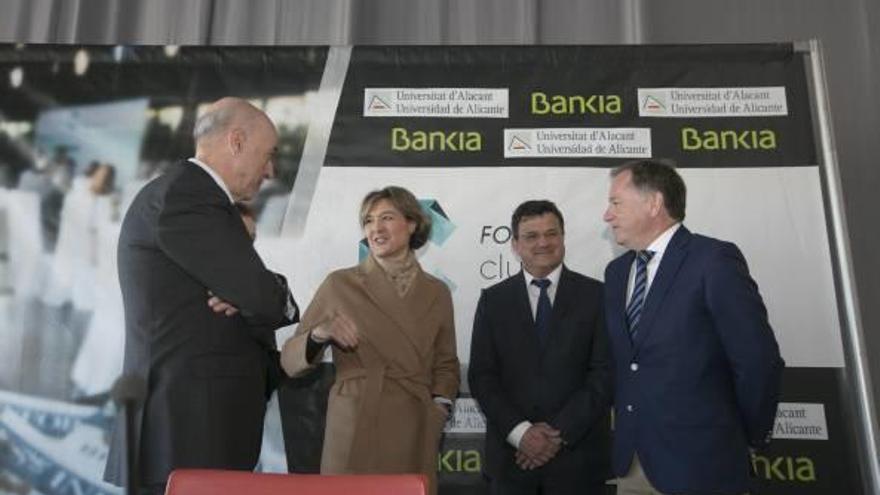 Juan Antonio López, consejero delegado de Prensa Ibérica en la Comunidad Valenciana, dialoga con la ministra, Toni Cabot y el delegado del Gobierno en la Comunidad, Juan Carlos Moragues.