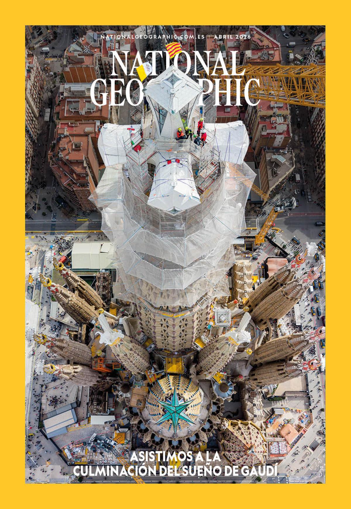 La Sagrada Família, con las banderas vaticana y catalana, tras cubrir aguas el pasado 20 de febrero.