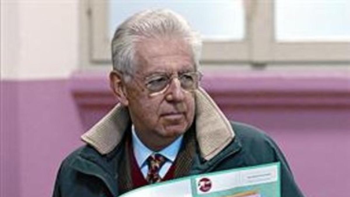 Mario Monti, con las papeletas electorales, el domingo en Milán.