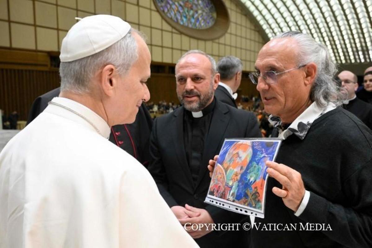 El sacerdote José María Tortosa le muestra al papa una foto del cuadro de Charo Marín.