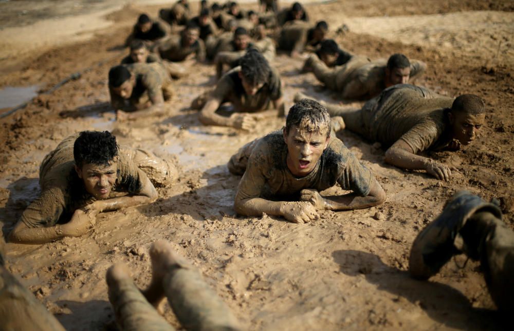 Los jóvenes palestinos se arrastran durante un ejercicio de estilo militar en un campamento de verano de Hamas en Rafah, en el sur de la Franja de Gaza.